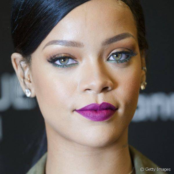 O delineado verde foi o escolhido da cantora Rihanna para colorir a linha d'água inferior